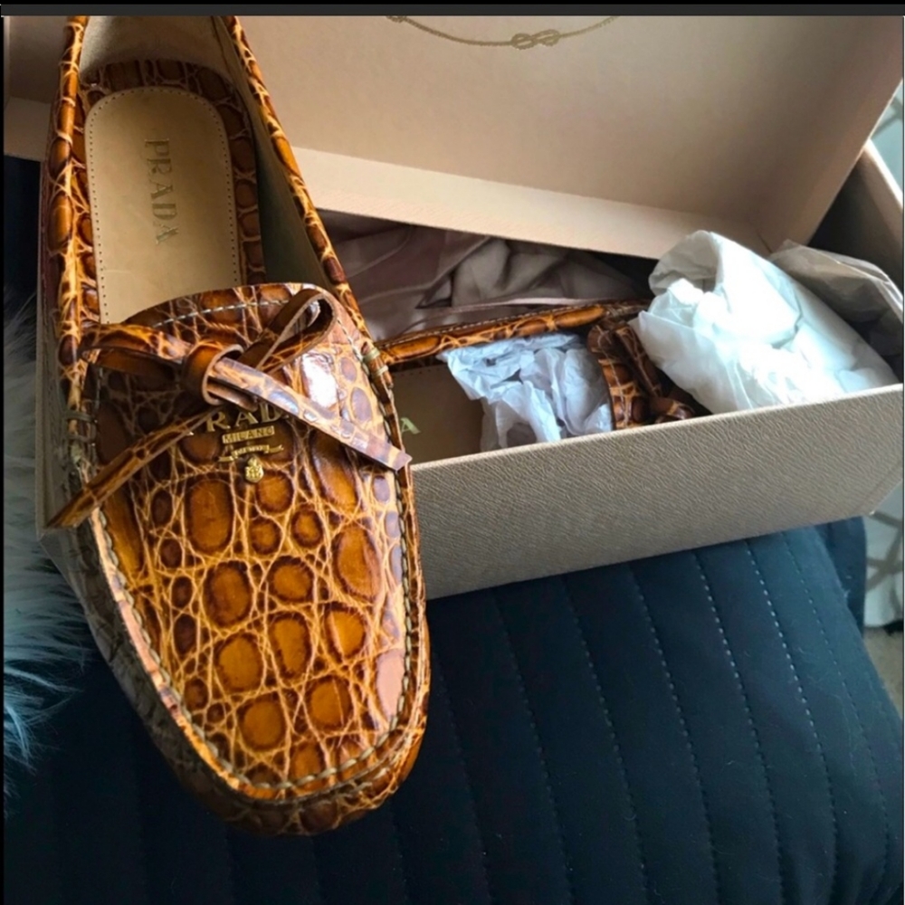 🔥PRADA Crocodile embossed loafers😍